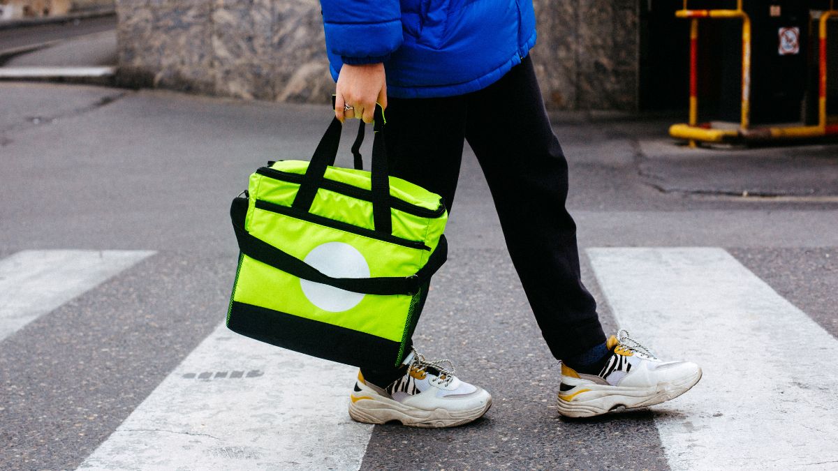 Fabricadas com materiais como lona reciclada e algodão orgânico, essas bolsas oferecem um isolamento térmico eficaz, mantendo o frio por horas, mas com um impacto ambiental muito menor que o isopor e o plástico/Freepik