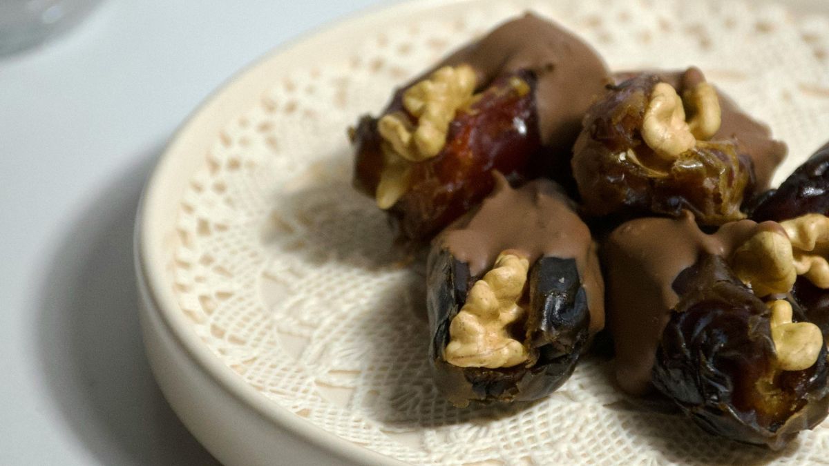 O toque de panetone neste bombom é dado pela adição da essência e das frutas cristalizadas ao chocolate meio amargo derretido. Essa combinação transforma um simples bombom em uma delícia sofisticada e super temático para o Natal/Pexels