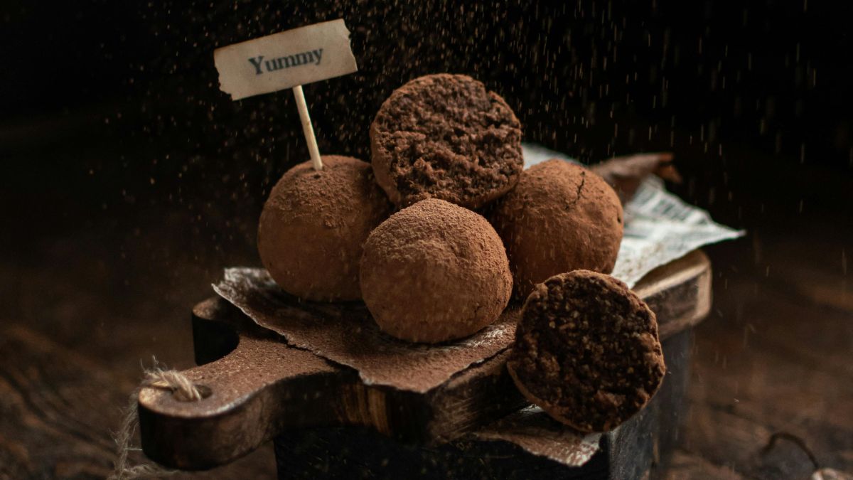 Além de ser uma sobremesa incrível, o bombom de panetone é uma ótima opção para presentes comestíveis. Coloque em forminhas decoradas e embale em caixinhas artesanais. É um mimo delicioso e feito com carinho/Pexels