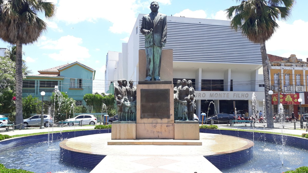 Centro de Mossoró: de um lado, a visão da estátua Dix-Sept Rosado na Praça Vigário Antônio Joaquim e o Teatro Lauro Monte Filho e ao fundo / Marcos Elias de Oliveira Júnior/Wikimedia Commons