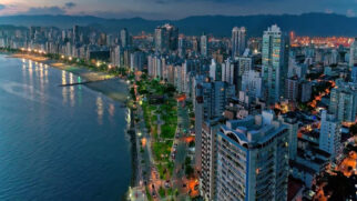 A maior praia urbana contínua do Brasil está em Santos, no litoral de SP