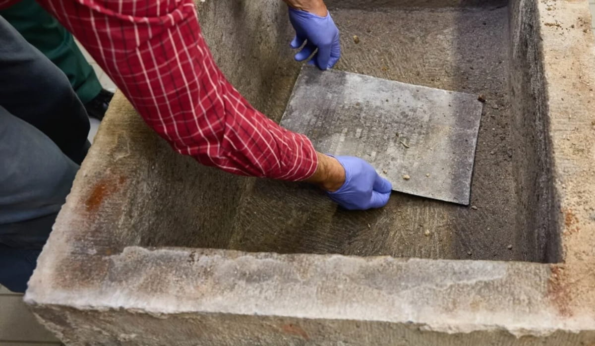 Dentro da estrutura, os profissionais encontraram uma placa de chumbo com inscrição legível, datada de 1&ordm; de agosto de 1822, descrevendo a cerimônia de fundação do prédio