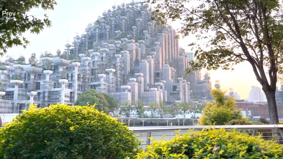 O complexo foi projetado para parecer uma montanha artificial