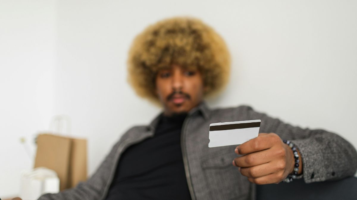 Pesquisas mostram que a facilidade do cartão nos faz gastar até 15% a mais. Use o pagamento digital de forma consciente e defina limites para as compras do dia a dia/Pexels