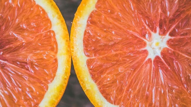 A laranja e a canela possuem componentes que oferecem benefícios antibacterianos, melhorando a qualidade do ar/Pexels