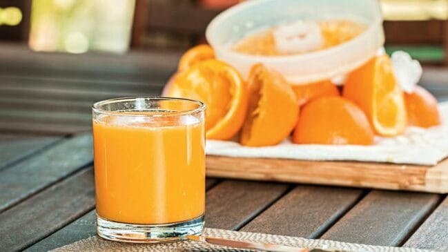 O líquido que resta após a fervura pode ser reaproveitado para limpar superfícies e remover gordura de forma natural/Pexels