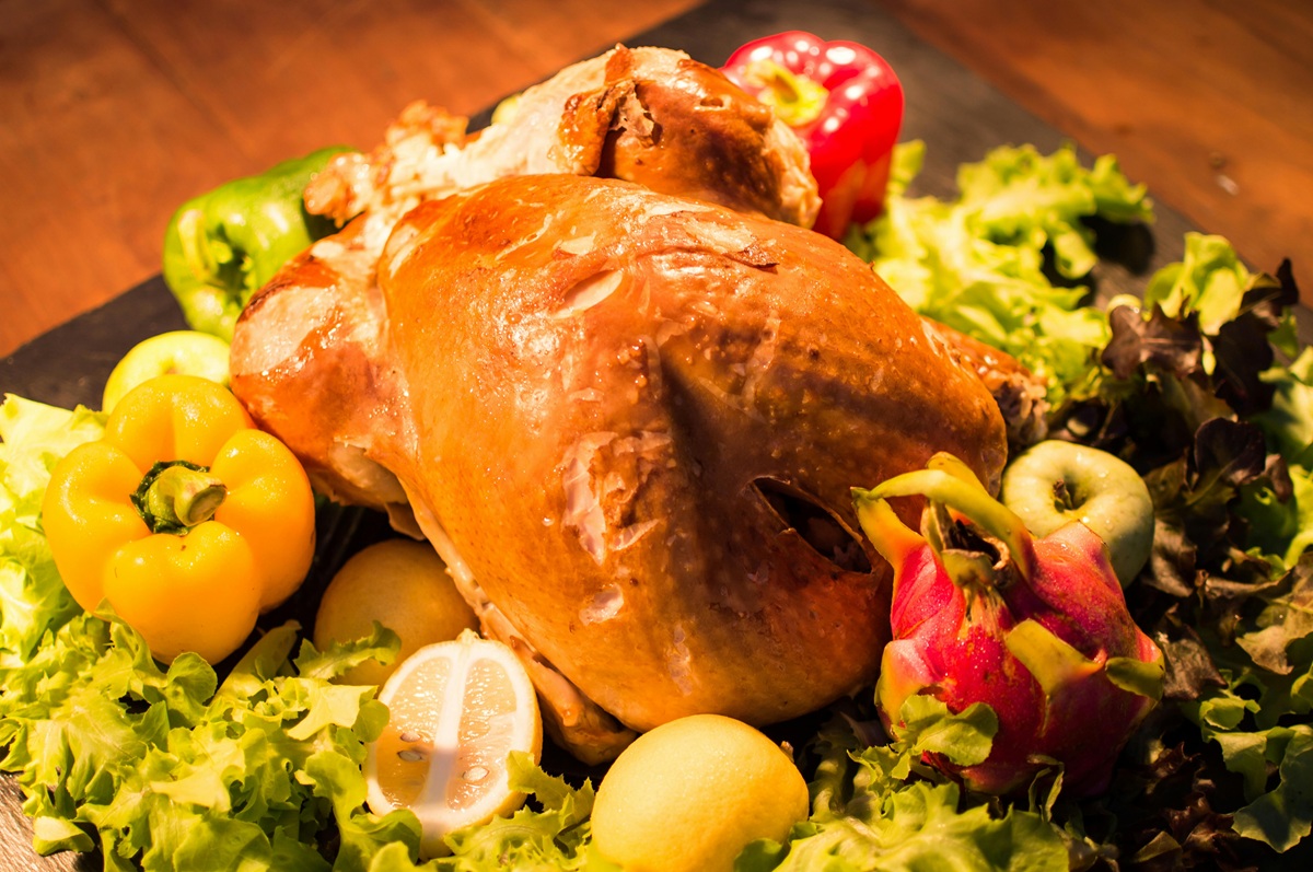 Frango assado é uma das proteínas preferidas para quem quer economizar no Natal (Pexels)