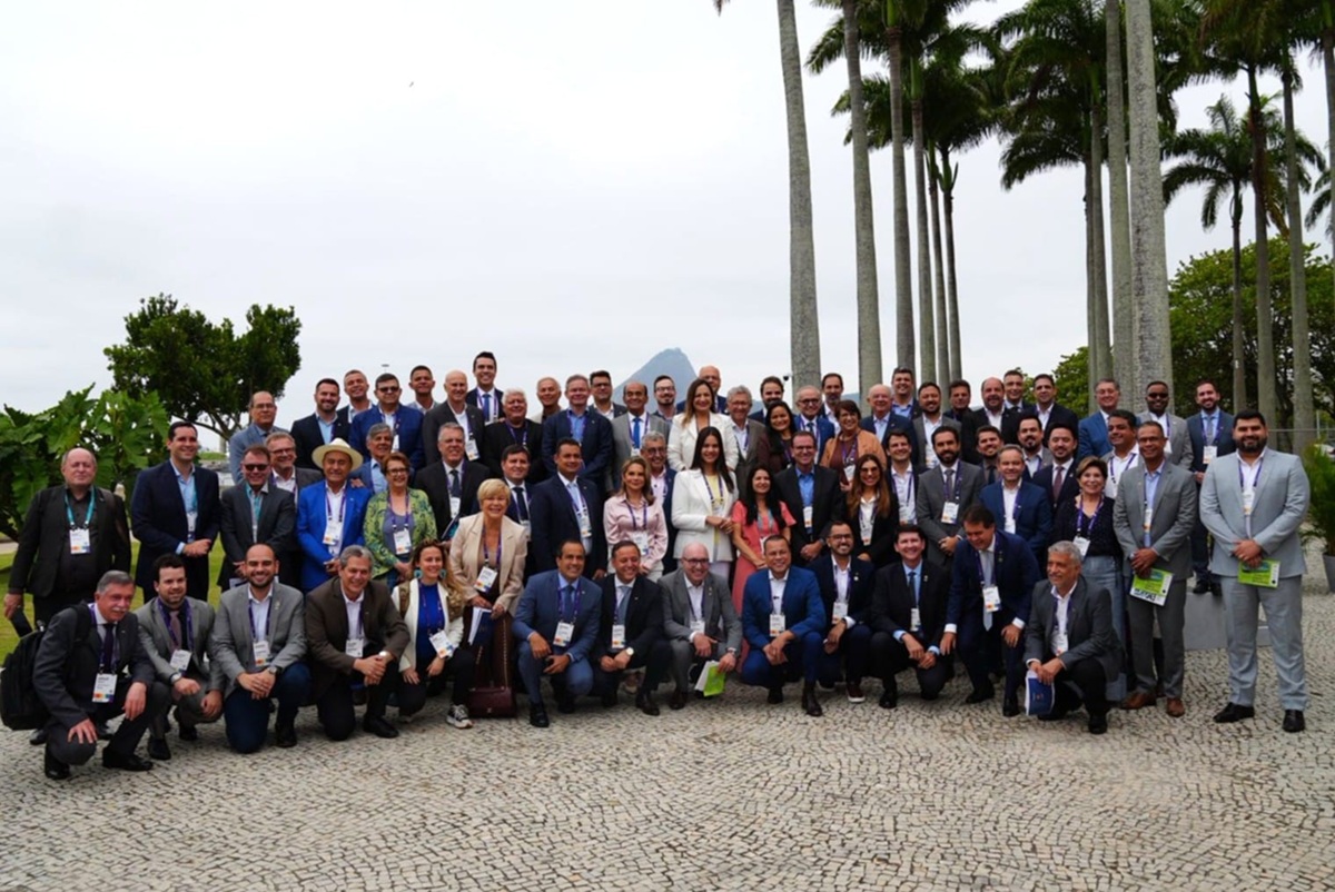 Vozes que inspiram mudanças: mais de 100 prefeitos brasileiros, incluindo César Nascimento, entregaram carta conjunta com propostas para a COP30 (Divulgação/PMC)