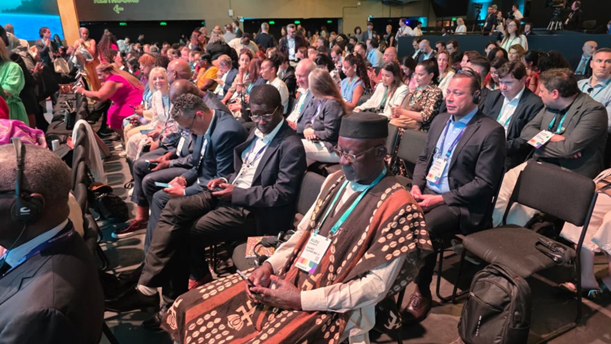 Durante o fórum, cerca de 100 prefeitos e prefeitas brasileiros, incluindo César Nascimento, entregaram uma carta conjunta com propostas e reivindicações aos líderes mundiais