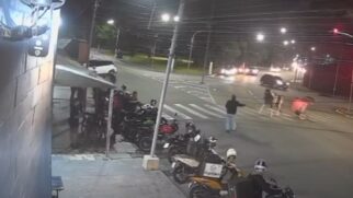 O acidente com a charrete paralisou o trânsito na Avenida Manoel Albino