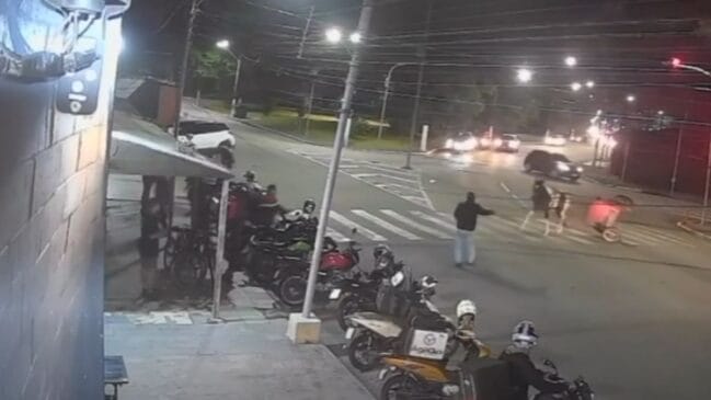 O acidente com a charrete paralisou o trânsito na Avenida Manoel Albino
