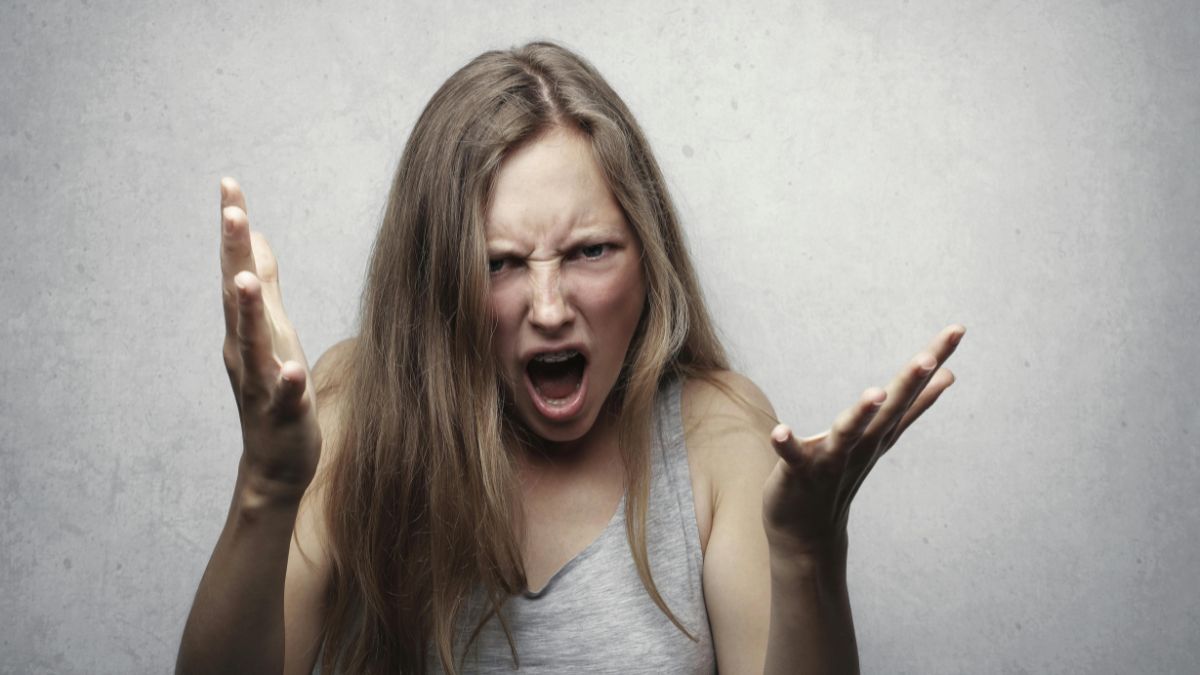 Cerca de 90% da serotonina é produzida no intestino. Por isso, consumir probióticos (iogurte) e alimentos ricos em triptofano (aveia) é crucial para manter o bom humor em alta/Pexels