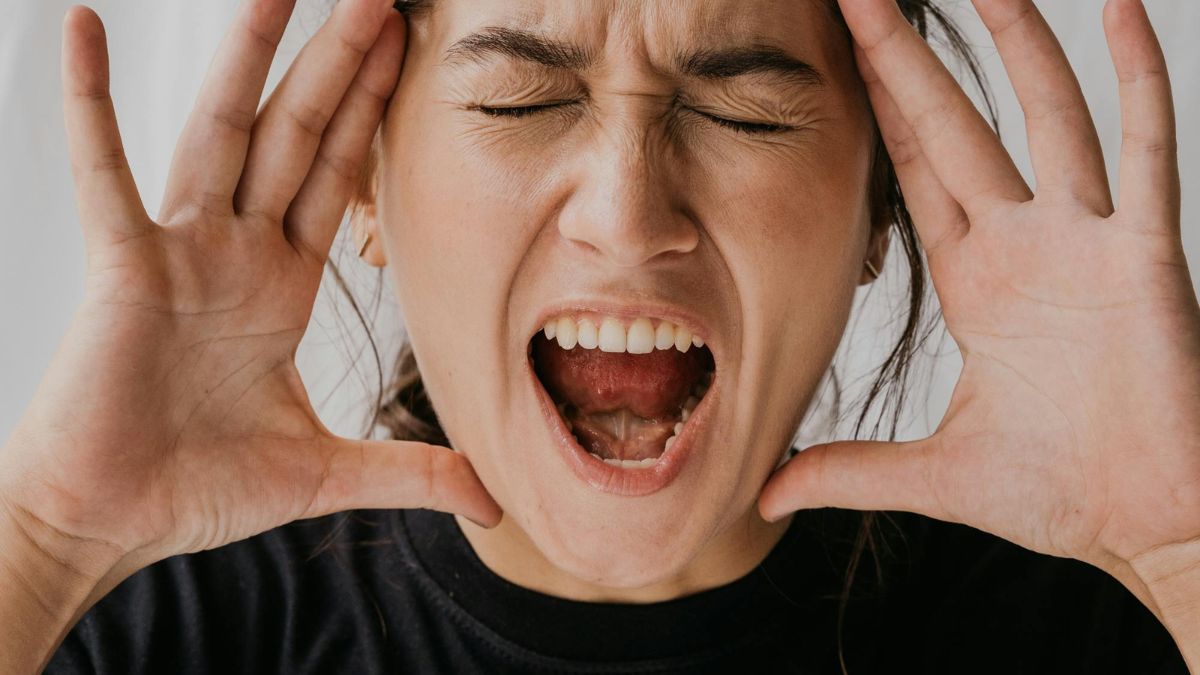 Peixes gordurosos como salmão e sardinha, ricos em ômega-3, fortalecem as células cerebrais e têm sido associados a menos sintomas de mau humor e depressão/Pexels