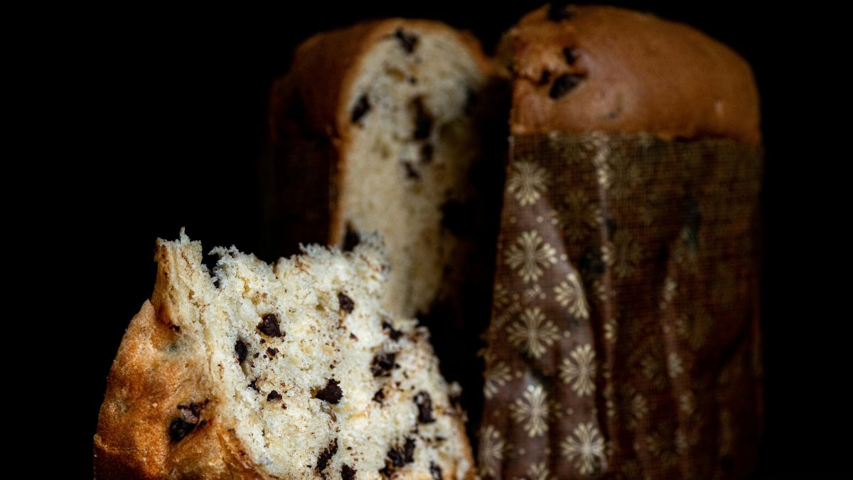 Assim como o Panetone, o chocotone tem sua origem em Milão, na Itália. O doce fermentado é historicamente associado à celebração do Natal, simbolizando a união e a fartura na mesa/Unsplash