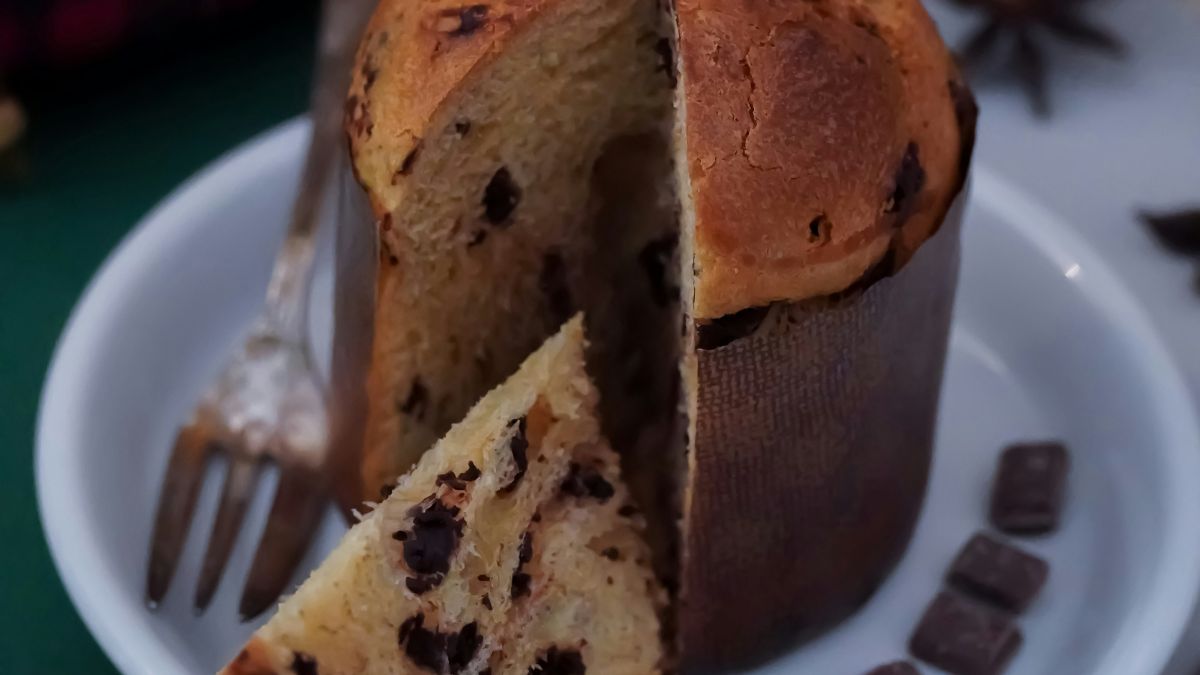 Se o seu chocotone estiver seco, tostar as fatias na frigideira com uma fina camada de manteiga é o segredo. O calor derrete o chocolate e cria uma crosta crocante, revivendo o sabor e a textura/Unsplash