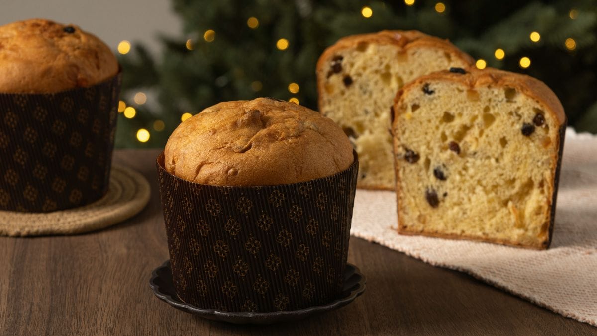 A massa do chocotone é um pão doce e fermentado, que exige levedura e um longo processo de descanso para desenvolver a textura macia, úmida e aerada, característica desse bolo natalino/Unsplash