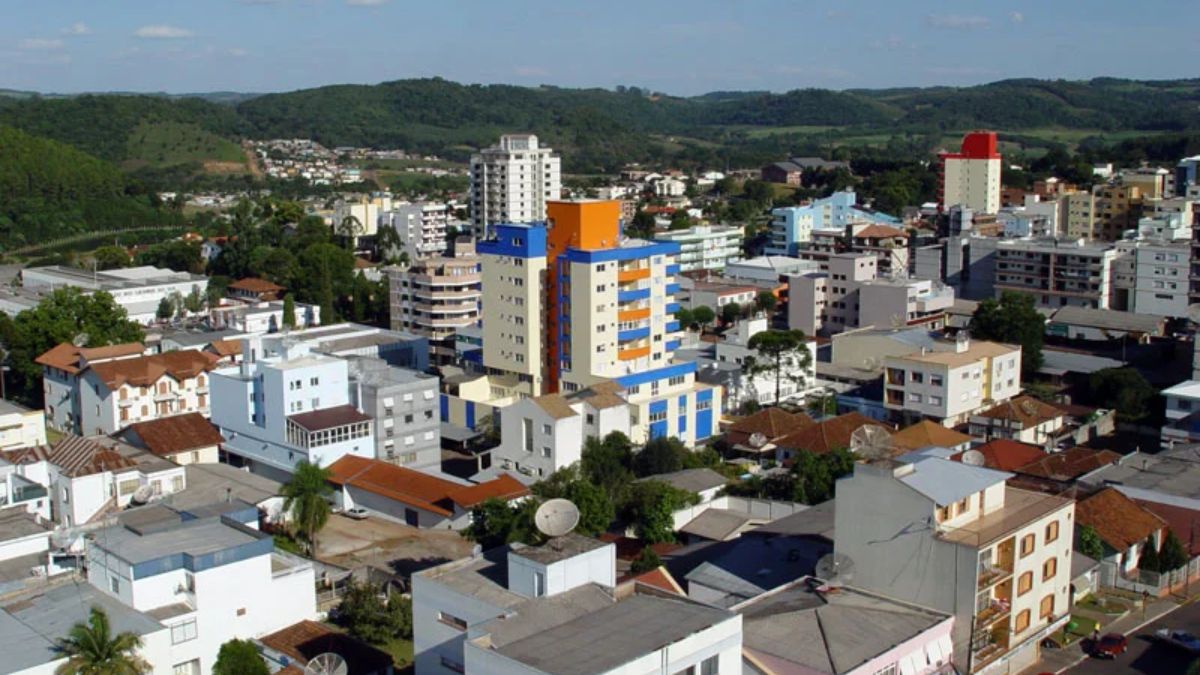 Seu parque industrial conta com atuações nos setores de alimentos, couros, metal-mecânico e equipamentos para avicultura e suinocultura (PMM/Divulgação)