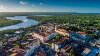 Reconhecida por suas extensas áreas verdes urbanas, também é considerada a segunda capital mais arborizada do mundo