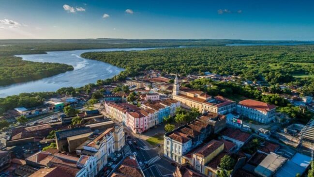 Reconhecida por suas extensas áreas verdes urbanas, também é considerada a segunda capital mais arborizada do mundo