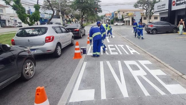 Os motoristas poderão realizar a conversão à direita quando houver sinalização específica