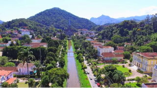 Com cerca de 278 mil habitantes, segundo o IBGE, Petrópolis oferece estrutura urbana consolidada em saúde, educação, transporte e lazer