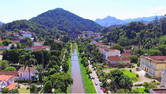 Com cerca de 278 mil habitantes, segundo o IBGE, Petrópolis oferece estrutura urbana consolidada em saúde, educação, transporte e lazer