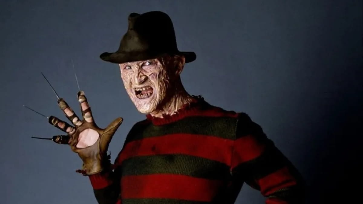 Freddy Krueger, interpretado originalmente por Robert Englund, é o assassino que invade os sonhos de suas vítimas, atacando-as durante o sono