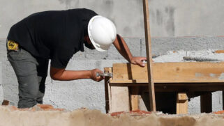 A construção de casas, edifícios e outras estruturas dependem quase que exclusivamente de cimento e concreto