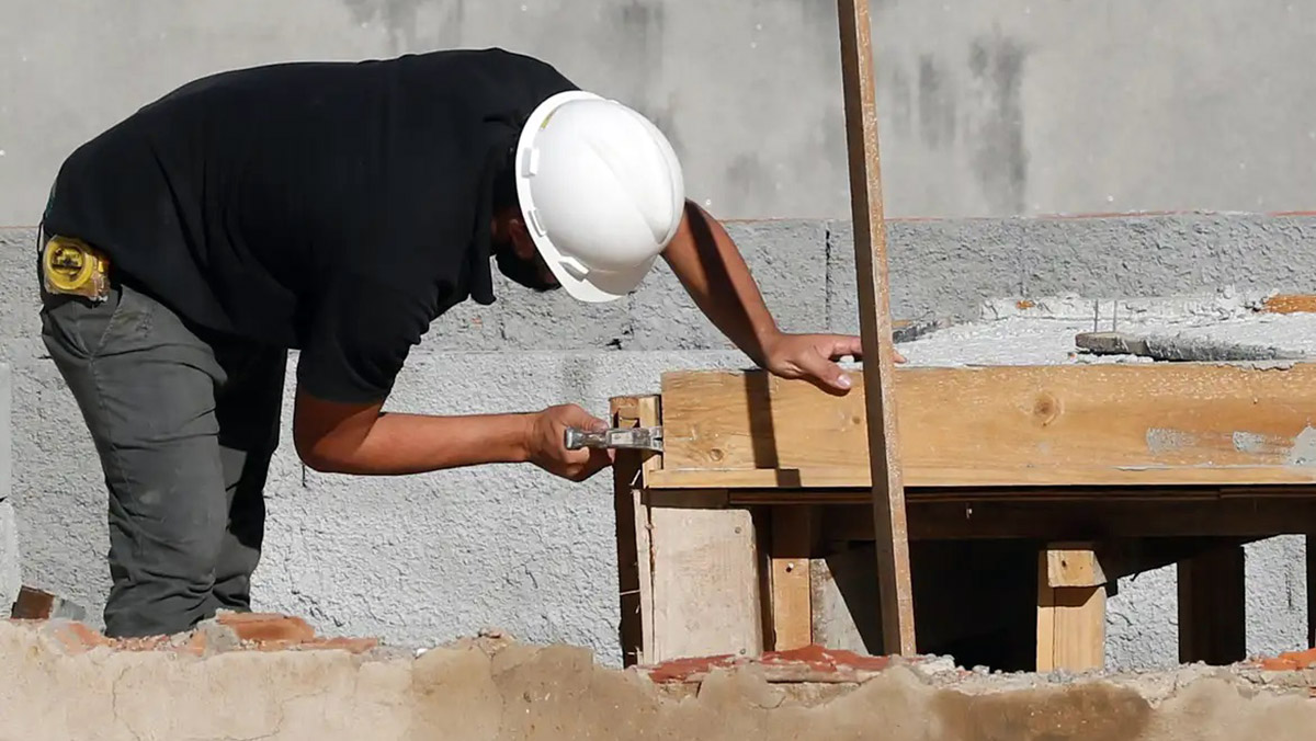A construção de casas, edifícios e outras estruturas dependem quase que exclusivamente de cimento e concreto