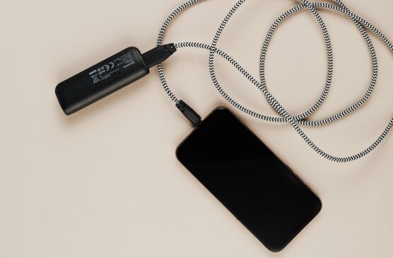 Uma das dicas é: mantenha a power bank carregada e acessível, verificando o nível toda semana.