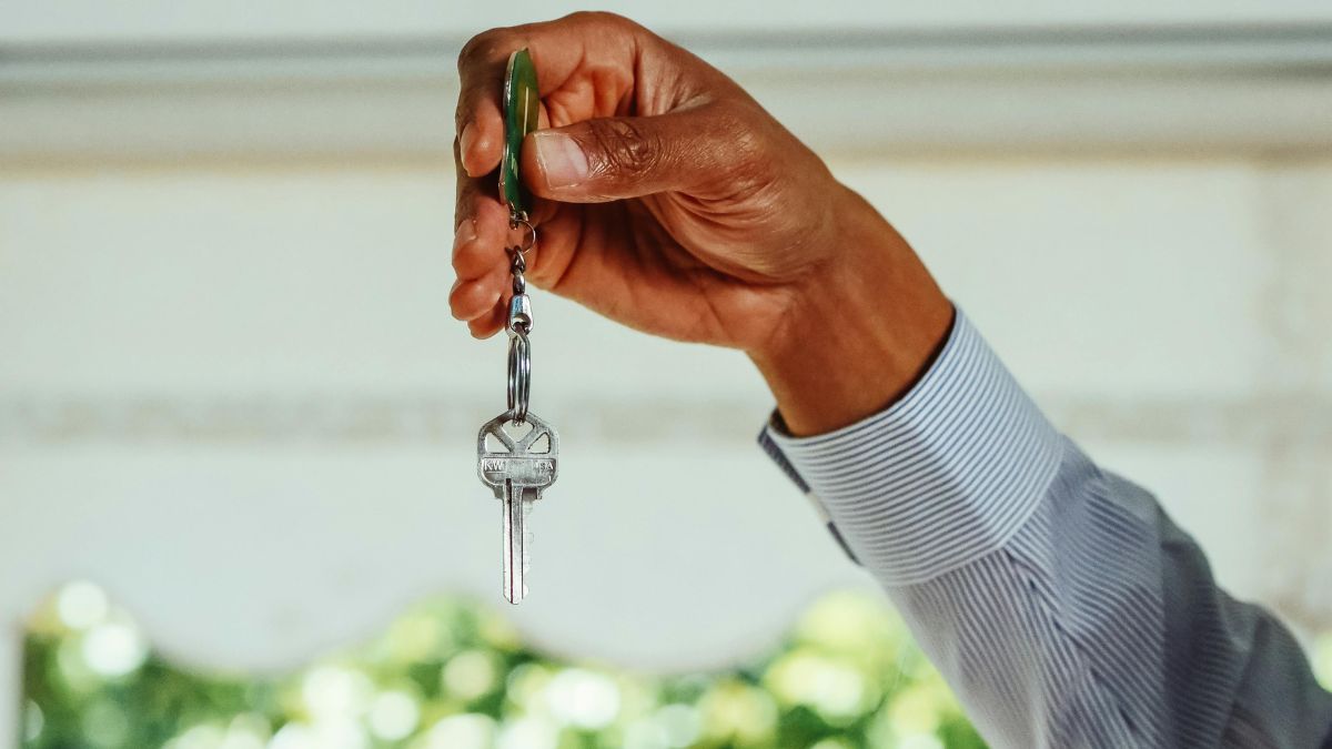 A decisão ideal depende do seu planejamento de vida. Comprar oferece estabilidade e patrimônio; alugar oferece flexibilidade, mas expõe você às variações do mercado/Pexels