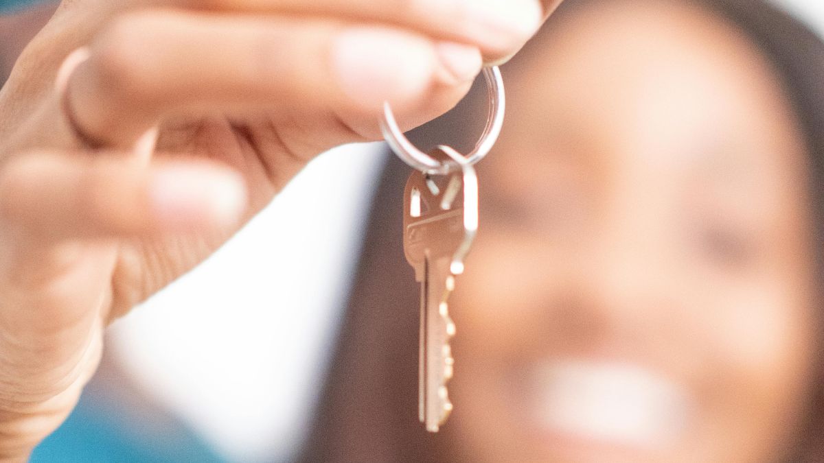 Muitos veem a casa própria como o maior patrimônio. No entanto, especialistas sugerem que alugar e investir a diferença pode ser mais rentável, mas isso exige alta disciplina financeira/Pexels