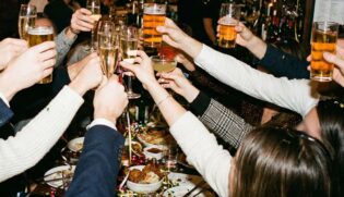 Período, marcado por encontros entre colegas de trabalho, amigos e familiares, promete ser o mais forte do ano para o setor gastronômico da região