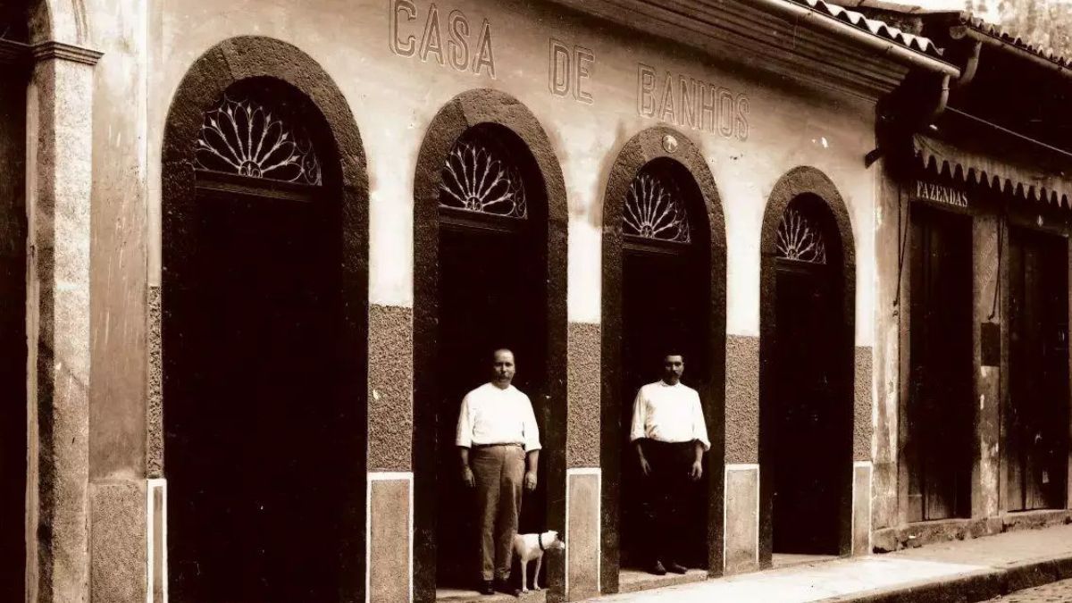 O passado das casas de banho que reuniam moradores e turistas no litoral de SP