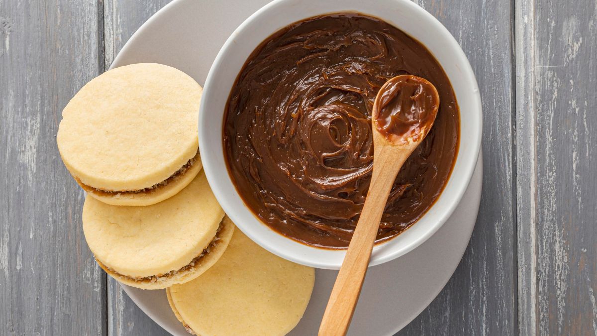 A receita original pede 200g de chocolate meio amargo e 200g de ao leite, combinados com leite condensado e creme de leite/Freepik