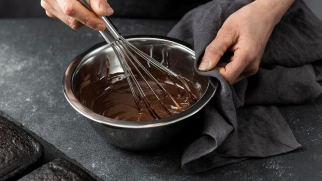 Para um sabor mais intenso, substitua parte do chocolate ao leite por um 70% cacau. Para quem tem restrições, use laticínios vegetais na versão sem lactose/Freepik