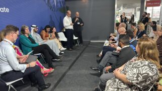 Vice-prefeita Andrea Castro e secretário de Meio Ambiente, Cleiton Jordão, estão em Belém participando da COP 30