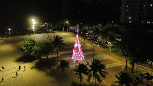 Um dos destaques é a árvore instalada na Fonte das Crianças, na Orla do Gonzaguinha