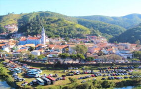 Durante a alta temporada de verão, o local se torna o refúgio preferido de quem vive nas cidades vizinhas do litoral