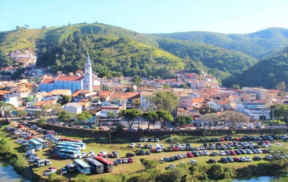 Durante a alta temporada de verão, o local se torna o refúgio preferido de quem vive nas cidades vizinhas do litoral