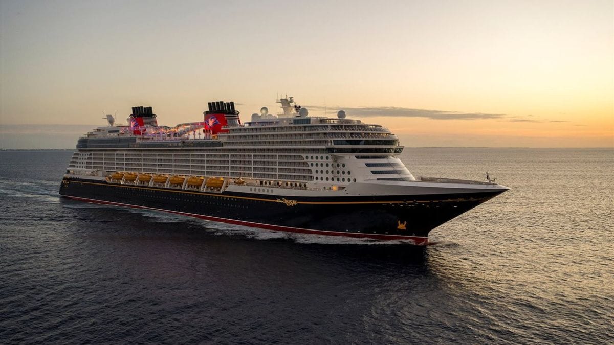 Para otimizar a visita, utilize o Disney Genie+ e as Lightning Lanes. Esses serviços pagos permitem agendar horários de entrada rápida nas atrações mais concorridas dos parques/Divulgação