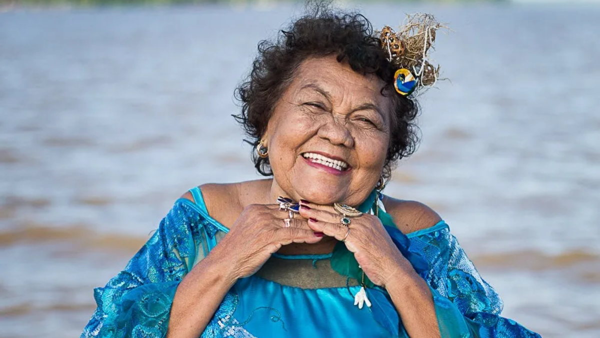 Dona Onete, conhecida como a "Diva do Carimbó Chamegado", reforça a ligação profunda entre música, memória e identidade amazônica / Divulgação