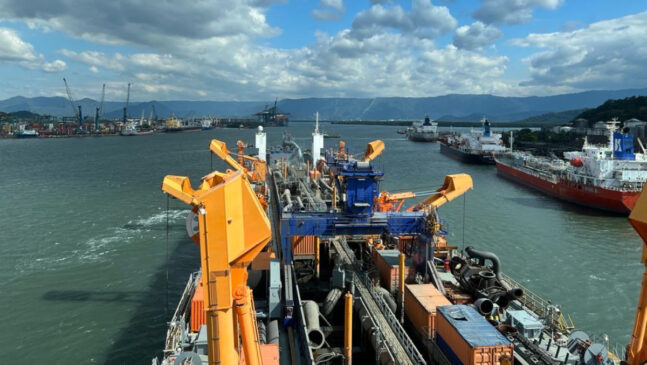 O novo ciclo de dragagem prevê a manutenção de 15 metros de profundidade no canal de navegação