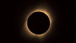 A duração incomum do eclipse está ligada a uma combinação de fatores astronômicos