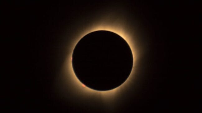 A duração incomum do eclipse está ligada a uma combinação de fatores astronômicos