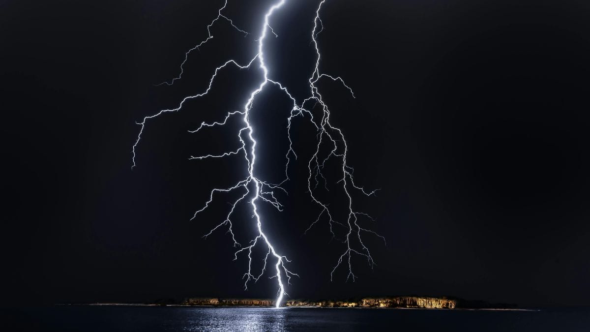 Em caso de ventos fortes, abrigue-se em um local seguro e evite transitar próximo a árvores, placas, muros e postes de energia (Philippe Donn/Pexels)