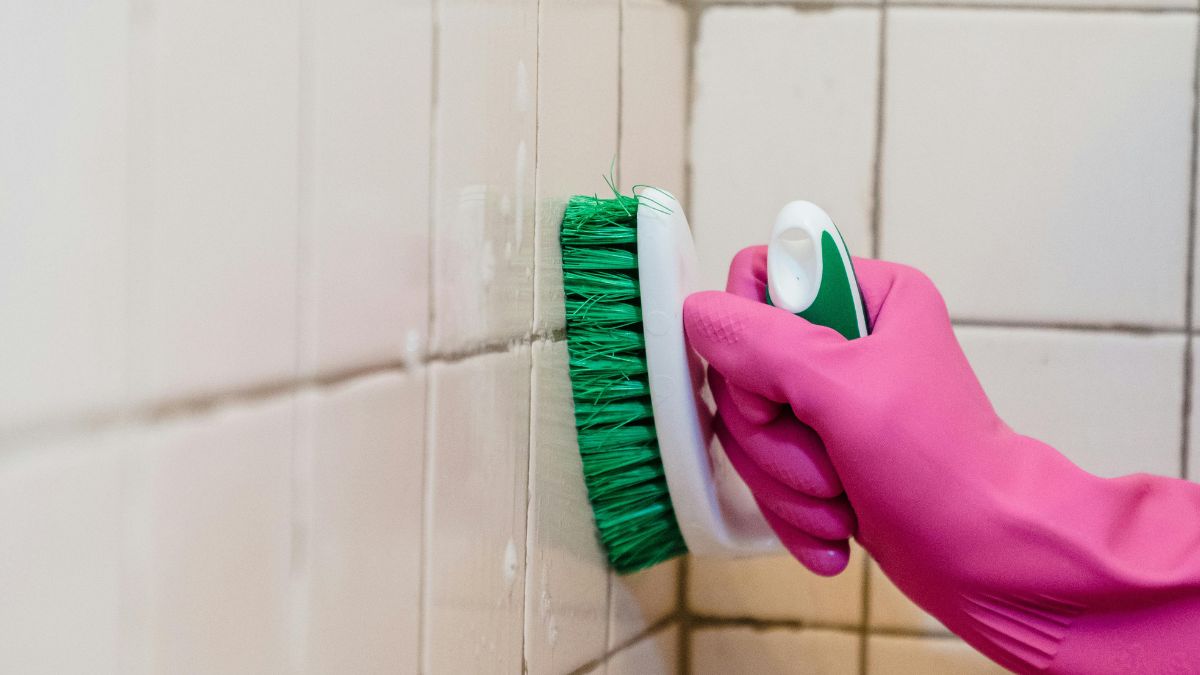 Os rejuntes entre os azulejos e pisos cerâmicos costumam ser uma das partes da casa onde a sujeira mais se acumula (Liliana Drew/Pexels)