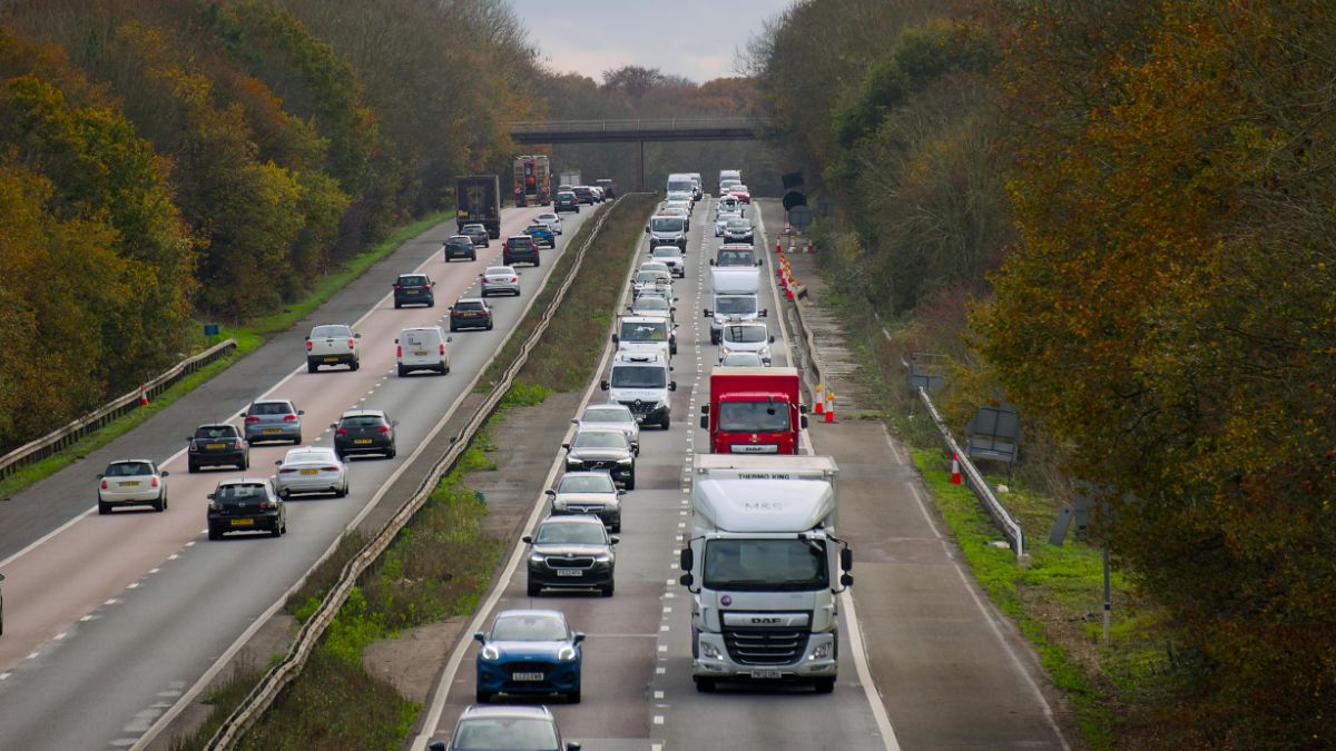 O excesso de velocidade diminui o seu tempo de reação e aumenta a gravidade de qualquer colisão. Lembre-se: o limite de velocidade é o máximo permitido, não a velocidade obrigatória para todas as condições/Pexels