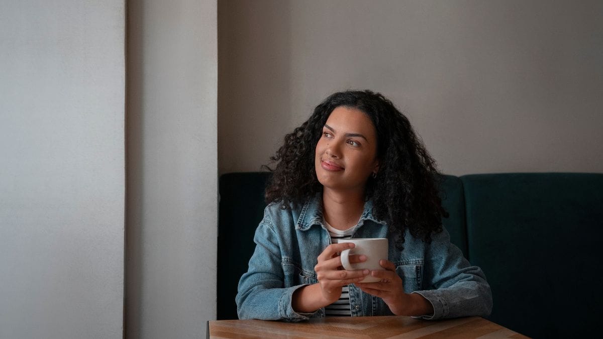 Na maioria dos casos, falar sozinho é apenas uma forma de organizar raciocínios internos/Freepik