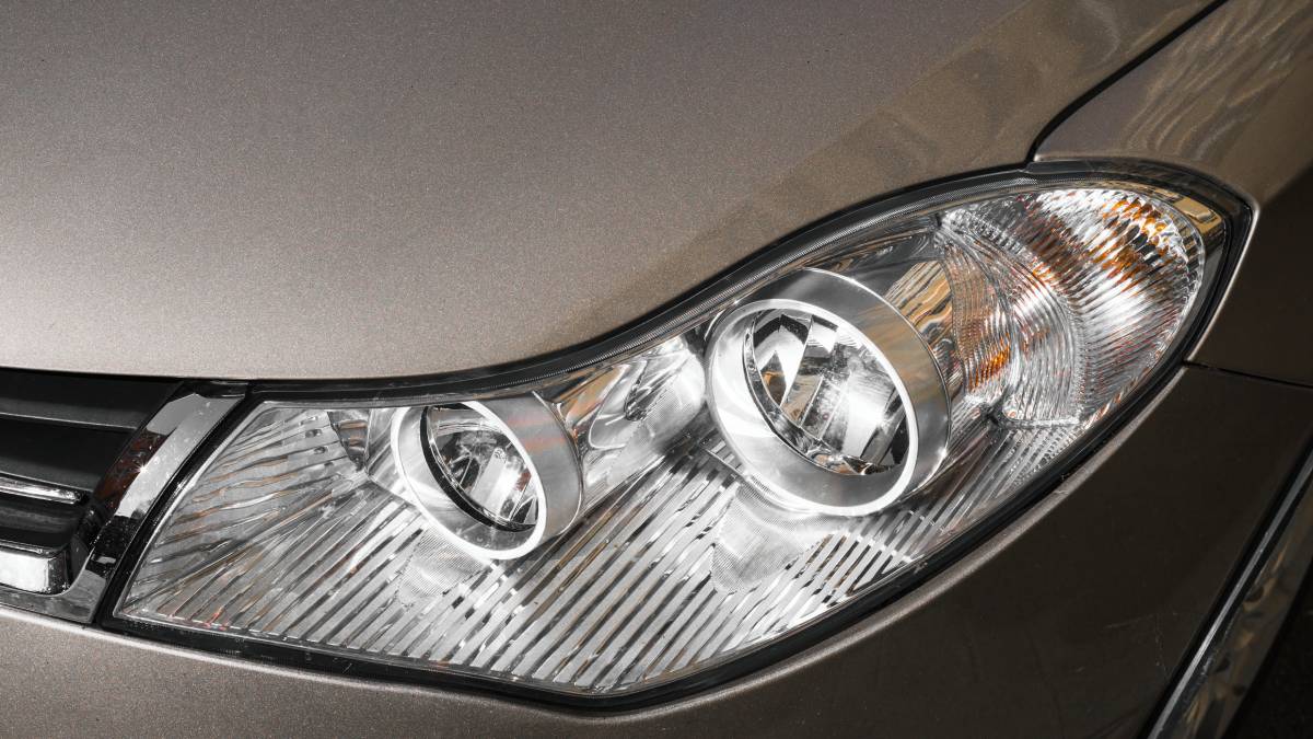 Estudo confirma que luzes modernas ultrapassam limites aceitáveis e prejudicam a visão noturna, apesar de estarem dentro das normas